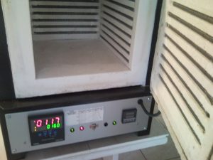 Piec hartowniczy z regulatorem manualnym i krzywą wypału
