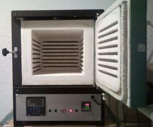 Piec hartowniczy z regulatorem manualnym i krzywą wypału