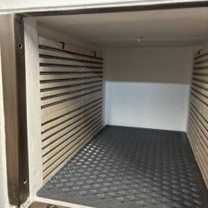 Wnętrze komory pieca z grzałkami w ściankach – remont i modernizacja pieców